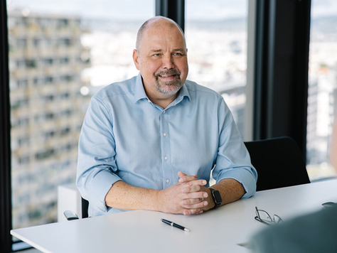 Lars Pauly, CEO Colmobil, mit dem neuen vollelektrischen JAECOO 5 BEV