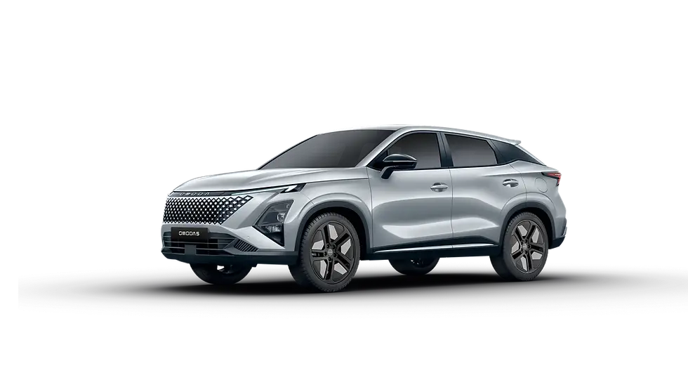 Außenansicht des Omoda 5 mit Fokus auf technische Daten: 1.5T GDI Motor mit 143 PS, 750 kg Anhängelast, 4.447 mm Länge und Kofferraumvolumen von bis zu 1.079 Litern bei einem WLTP-Verbrauch von 5,3 Litern
