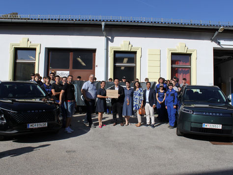 Vertreter:innen von Colmobil und der HTL Mödling mit Schüler:innen und den beiden neuen Ausbildungsfahrzeugen OMODA 5 HEV und JAECOO 5 BEV