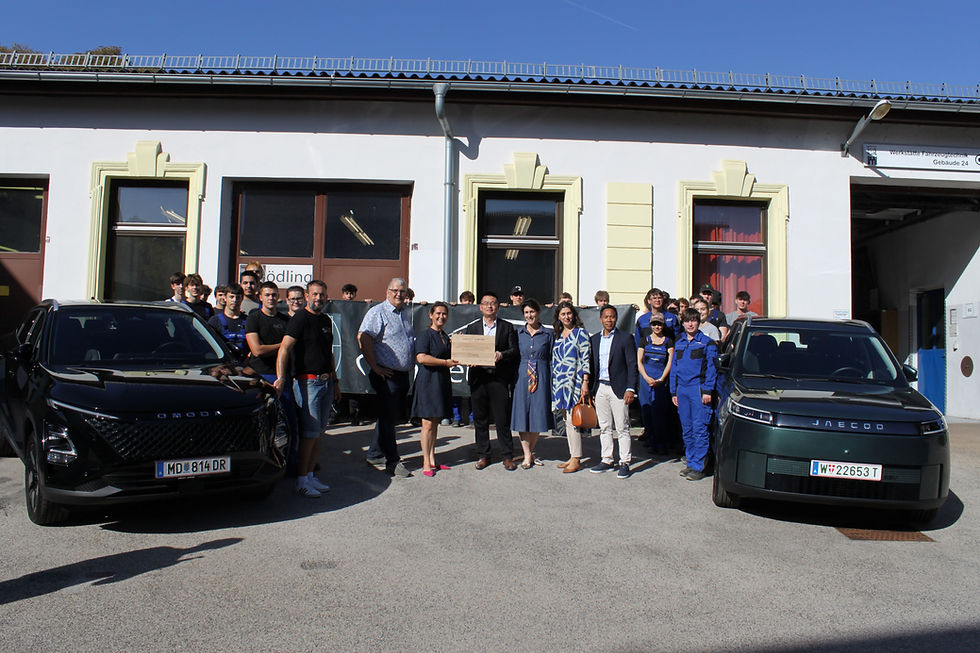 Vertreter:innen von Colmobil und der HTL Mödling mit Schüler:innen und den beiden neuen Ausbildungsfahrzeugen OMODA 5 HEV und JAECOO 5 BEV